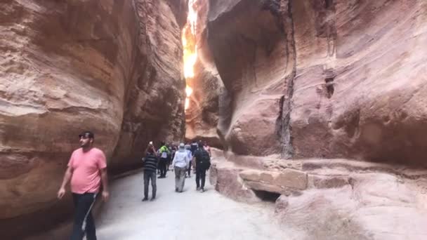 Petra, Jordanien - 17 oktober 2019: turister rusar genom trånga passager mellan fjällen del 8 — Stockvideo