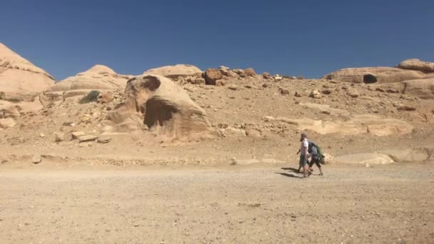 Petra, Jordanië - 17 oktober 2019: toeristen trekken op de weg deel 10 — Stockvideo