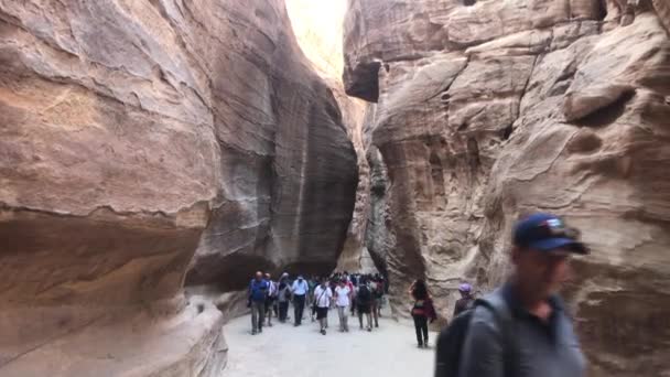 约旦佩特拉- 2019年10月17日：游客在烈日下在群山间穿梭 — 图库视频影像