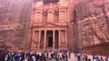 Petra, Ürdün - 17 Ekim 2019: Turistler güzel bir vadi olan 3. Bölüm 'ün arka planında fotoğraflandı.