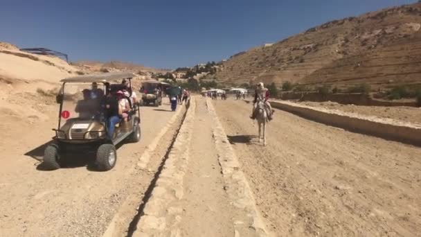 Petra, Jordanië - 17 oktober 2019: toeristen trekken op de weg — Stockvideo