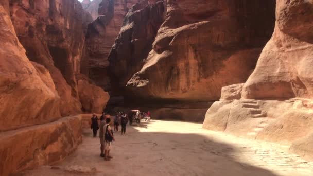 Petra, Jordánsko - 17. října 2019: turisté v údolí krásných hor část 2 — Stock video