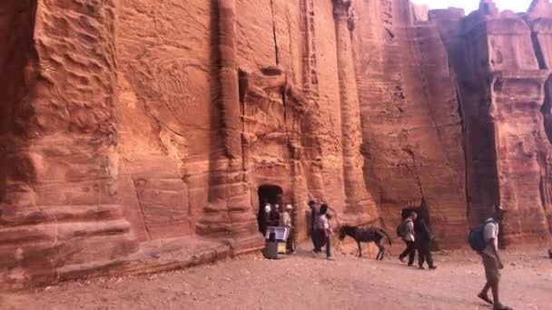 Petra, Jordânia - 17 de outubro de 2019: turistas correm por passagens estreitas entre as montanhas parte 19 — Vídeo de Stock