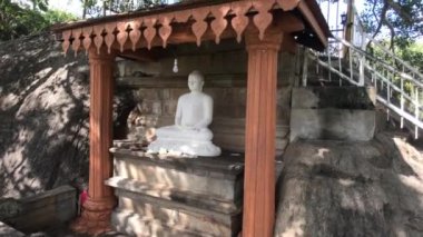 Anuradhapura, Sri Lanka, Buda uçuruma karşı