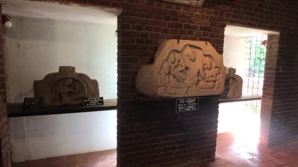 Anuradhapura, Srí Lanka, uvnitř chrámového muzea — Stock video