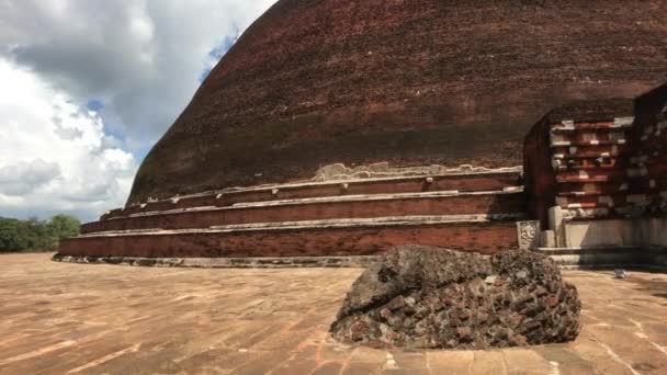 En stor stenbyggnad med ett berg i bakgrunden — Stockvideo