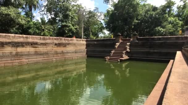 Anuradhapura, Sri Lanka, parete del bacino con acqua — Video Stock