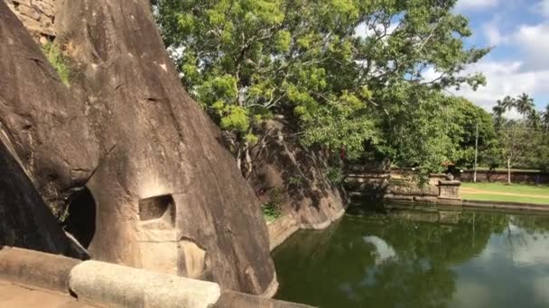 Anuradhapura, Srí Lanka, kilátás erkélyről a tóra a templomban — Stock videók