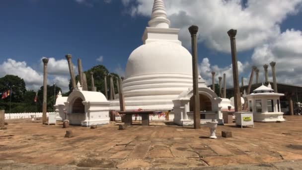 Anuradhapura, Srí Lanka, pohled na kopuli Dagoby a pilíře — Stock video