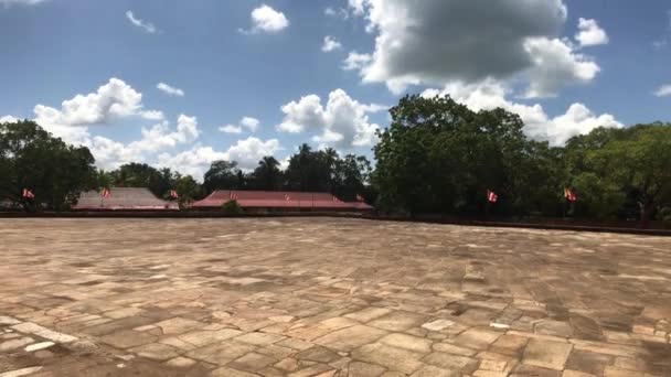 Anuradhapura, Srí Lanka, pohled na místo před chrámem — Stock video