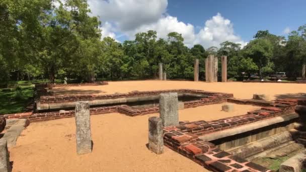 Анурадхапура, Шри-Ланка, руины дворца в старом парке — стоковое видео