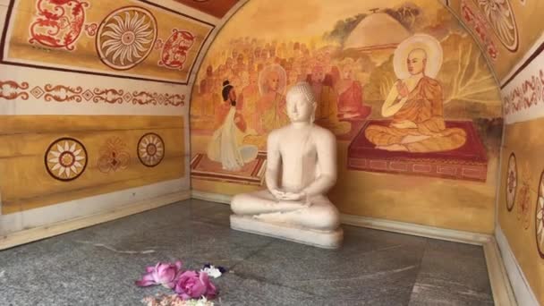 Anuradhapura, Srí Lanka, pohled na Buddhu s květinami — Stock video