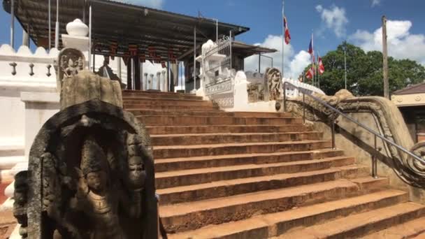 Anuradhapura, Srí Lanka, a templom oldalsó bejárata — Stock videók