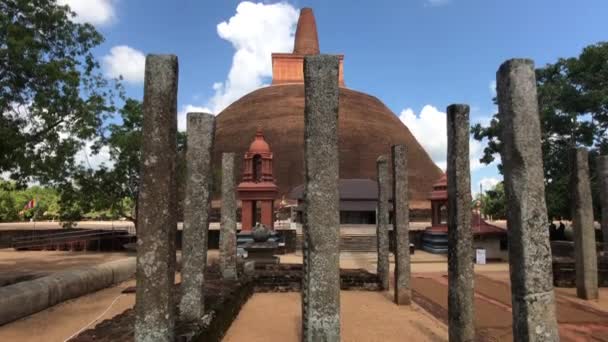 Anuradhapura, Sri Lanka, tempelkupol genom pelare — Stockvideo