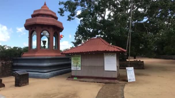 Anuradhapura, Sri Lanka, kaplica przed wejściem do świątyni — Wideo stockowe