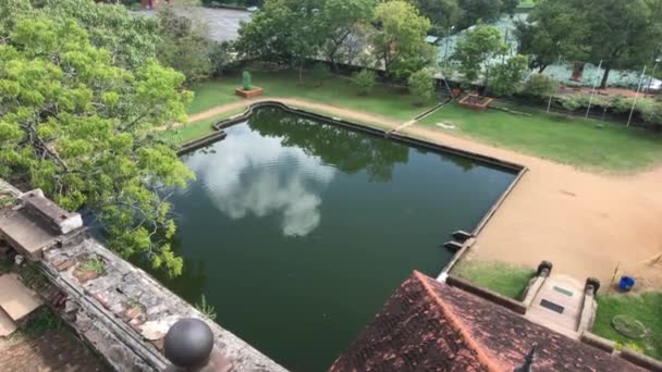 Anuradhapura, Sri Lanka, vista a la montaña de la piscina con Parque — Vídeo de stock