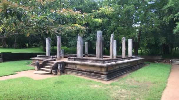 Anuradhapura, Sri Lanka, hizmetçilerin evinin kalıntıları. — Stok video