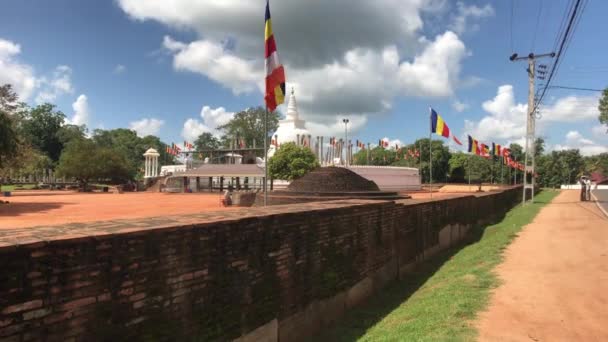 Anuradhapura, Sri Lanka, omheining met vlaggen en koepel — Stockvideo