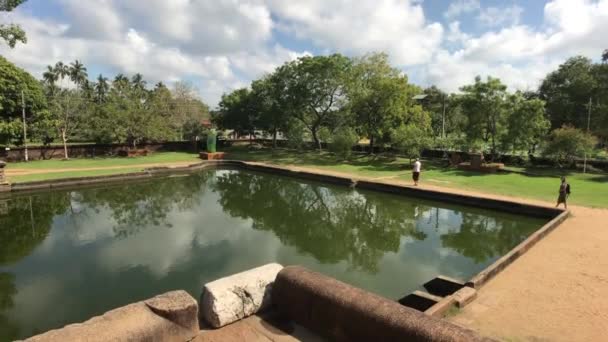 Anuradhapura, Шри-Ланка, вид на бассейн с балкона храма — стоковое видео