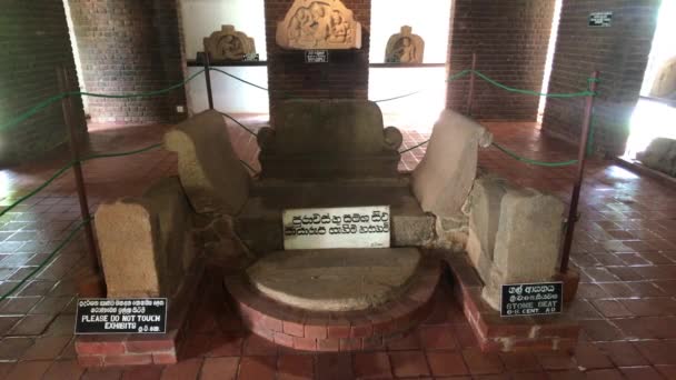Анурадхапура, Шри-Ланка, внутри музея с артефактами — стоковое видео