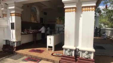 Anuradhapura, Sri Lanka, tapınak hizmetinin başlangıcı.