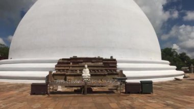 Anuradhapura, Sri Lanka, küçük bir Buda 'nın önü.