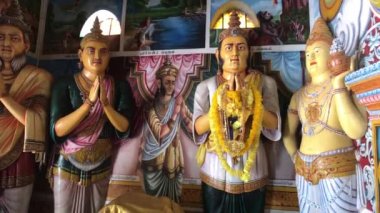 Kameraya poz veren bir grup insan.