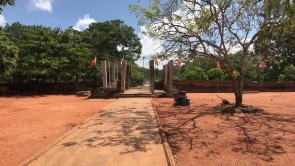 Anuradhapura, Sri Lanka, tapınak bölgesinde bir çöl yolu. — Stok video