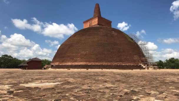 Anuradhapura, sri lanka, Steinplatten vor der Kuppel — Stockvideo