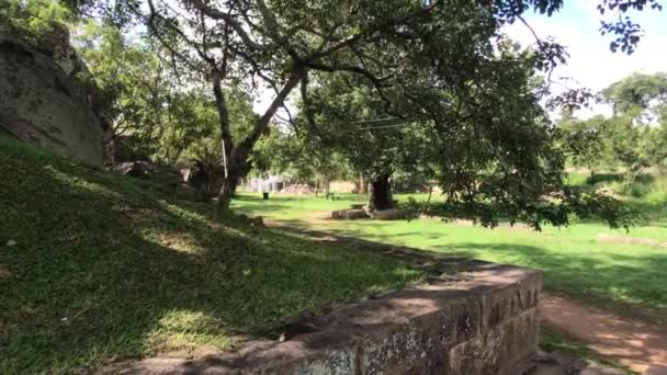Anuradhapura, Sri Lanka, park area with fence — Stock Video