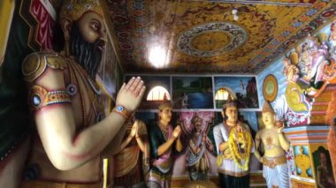 Kameraya poz veren bir grup insan.