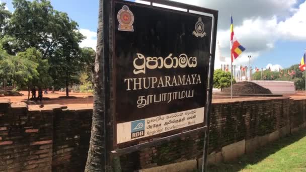 Anuradhapura, Sri Lanka, plaque with the name of the temple — Stock Video