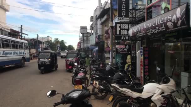 Weligama, Sri Lanka, stationsstraat met winkels — Stockvideo