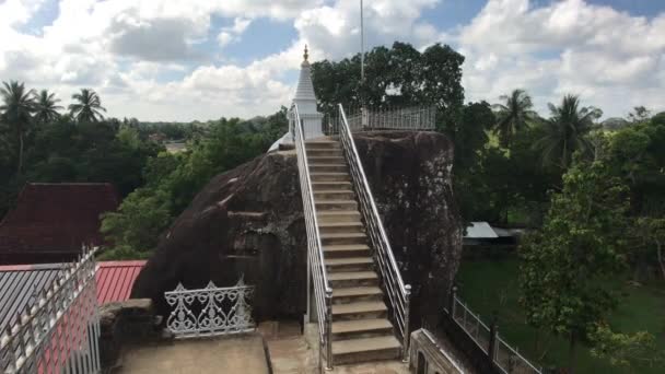 Anuradhapura, Srí Lanka, kilátás erkélyről lépcsőre — Stock videók