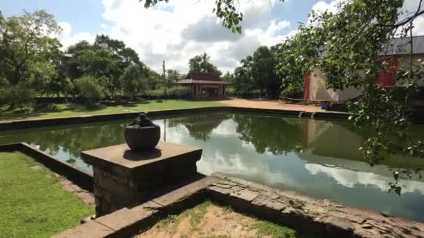 Anuradhapura, Sri Lanka, gölün arka planına çit çekin. — Stok video
