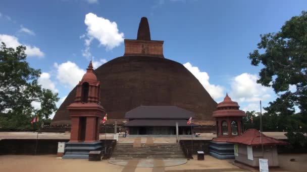 Anuradhapura, Srí Lanka, chrám kopule proti obloze — Stock video