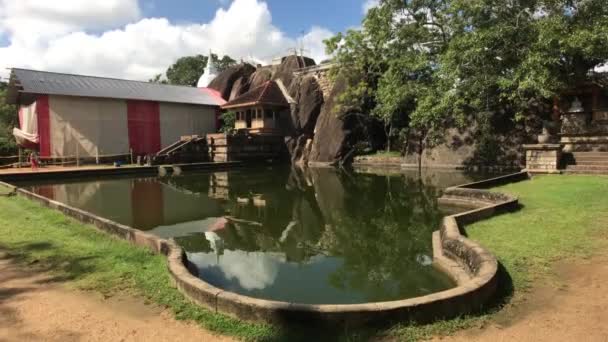 Anuradhapura, Srí Lanka, bazén u chrámu pohled z rohu — Stock video