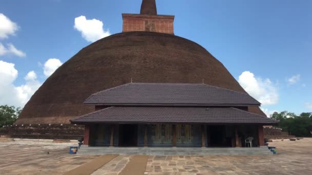 Anuradhapura, Sri Lanka, stor kupol mot himlen med moln — Stockvideo