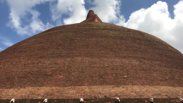 Anuradhapura, Sri Lanka, brede koepel van de tempel — Stockvideo