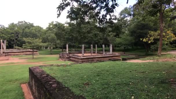 Anuradhapura, Srí Lanka, zřícenina staré rezidence — Stock video