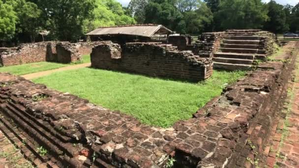 Anuradhapura, Sri Lanka, vue latérale sur le mur et les ruines du palais dans le parc royal — Video