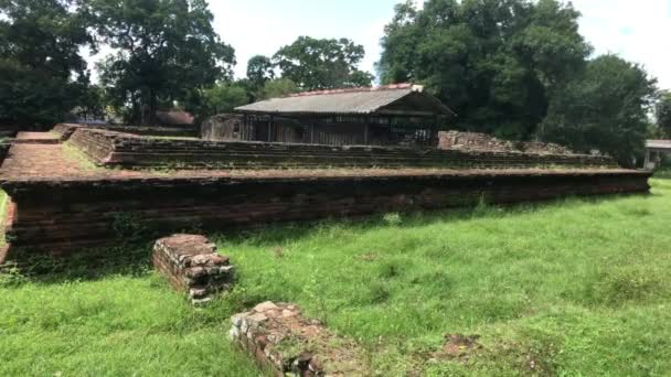 Anuradhapura, Srí Lanka, kilátás a falra és a palota romjaira a Királyi Parkban — Stock videók