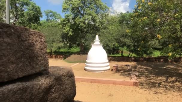 Anuradhapura, Sri Lanka, een kleine koepel in de verte — Stockvideo
