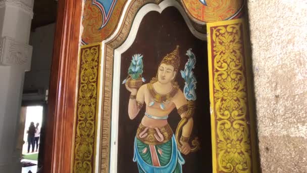 Анурадхапура, Шри-Ланка, рисунок на двери храма — стоковое видео