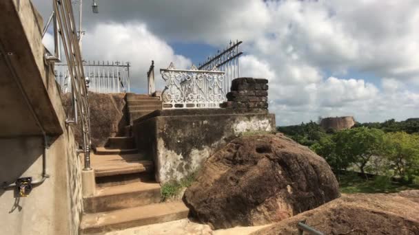 Anuradhapura, Sri Lanka, balcón con una valla en el templo — Vídeo de stock