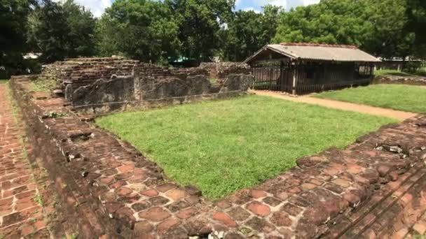 Anuradhapura, Srí Lanka, baloldali kilátás a falra és a palota romjaira a Királyi Parkban — Stock videók