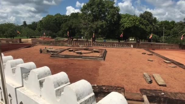 Anuradhapura, Srí Lanka, kilátás a kerítésre és az oszlopokra Dagoba közelében — Stock videók