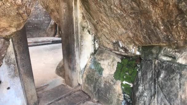 Anuradhapura, Srí Lanka, pohled z jeskyně u hory — Stock video
