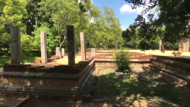 Anuradhapura, Srí Lanka, ruiny ve starém parku — Stock video