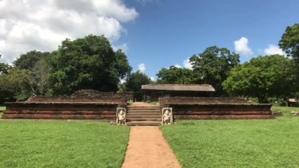 Anuradhapura, Sri Lanka, pozostałości pałacu z daleka — Wideo stockowe